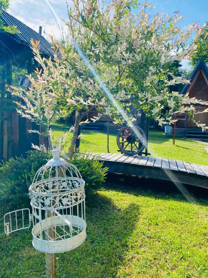 Rooms & Glamping Lana Haus Licko Petrovo Selo Bagian luar foto